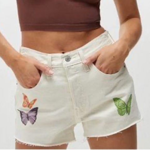 LEVI’S Butterfly Print 501 Raw Hem Jean Shorts Off White Size 30 NEW - Picture 1 of 9